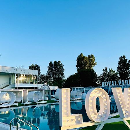 Royal Park Complex Hotel Bascov ภายนอก รูปภาพ
