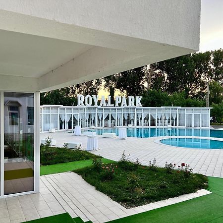 Royal Park Complex Hotel Bascov ภายนอก รูปภาพ