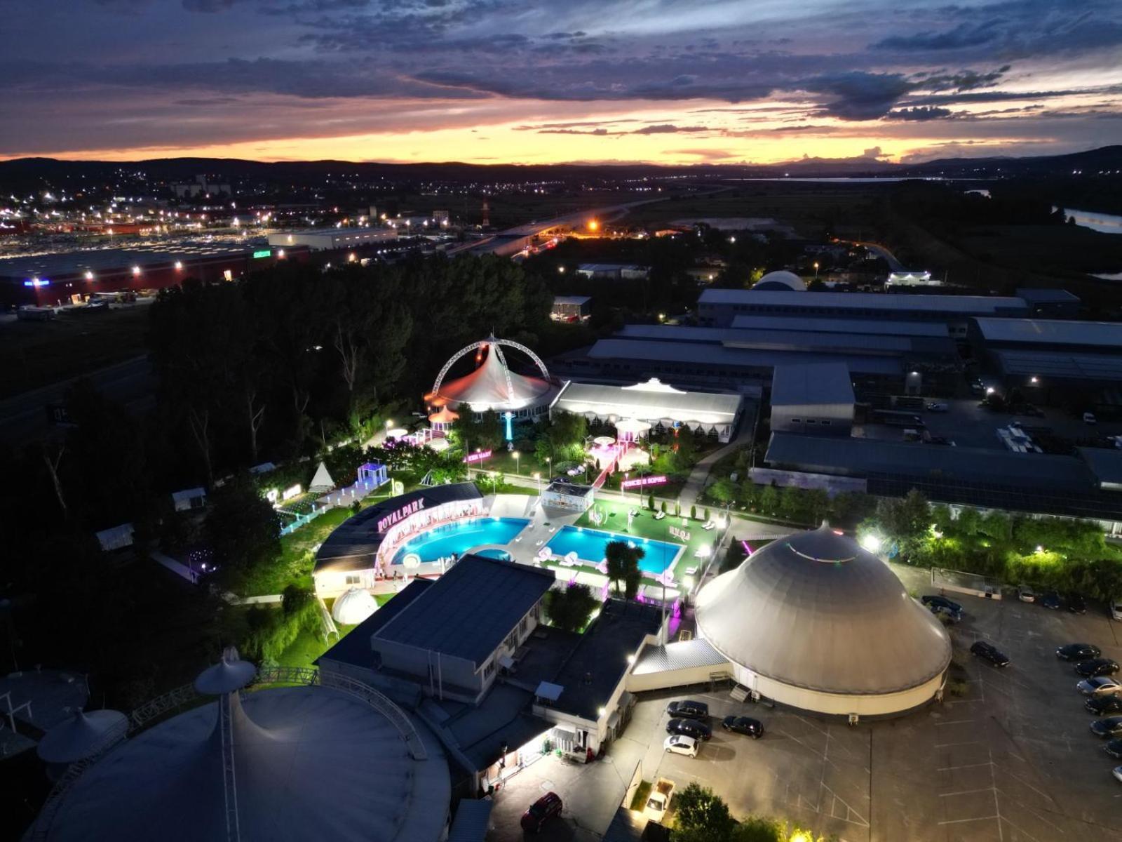 Royal Park Complex Hotel Bascov ภายนอก รูปภาพ