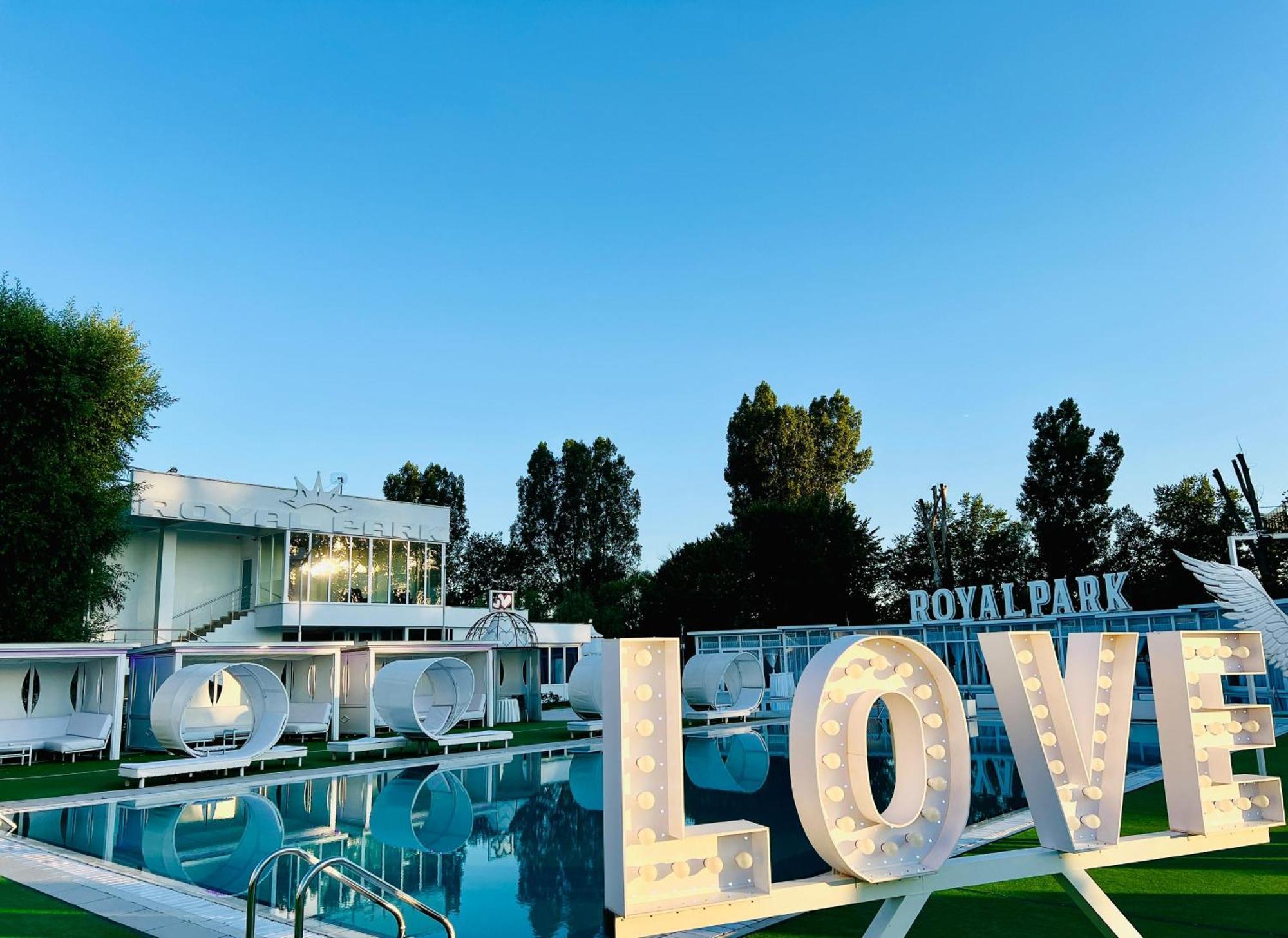 Royal Park Complex Hotel Bascov ภายนอก รูปภาพ
