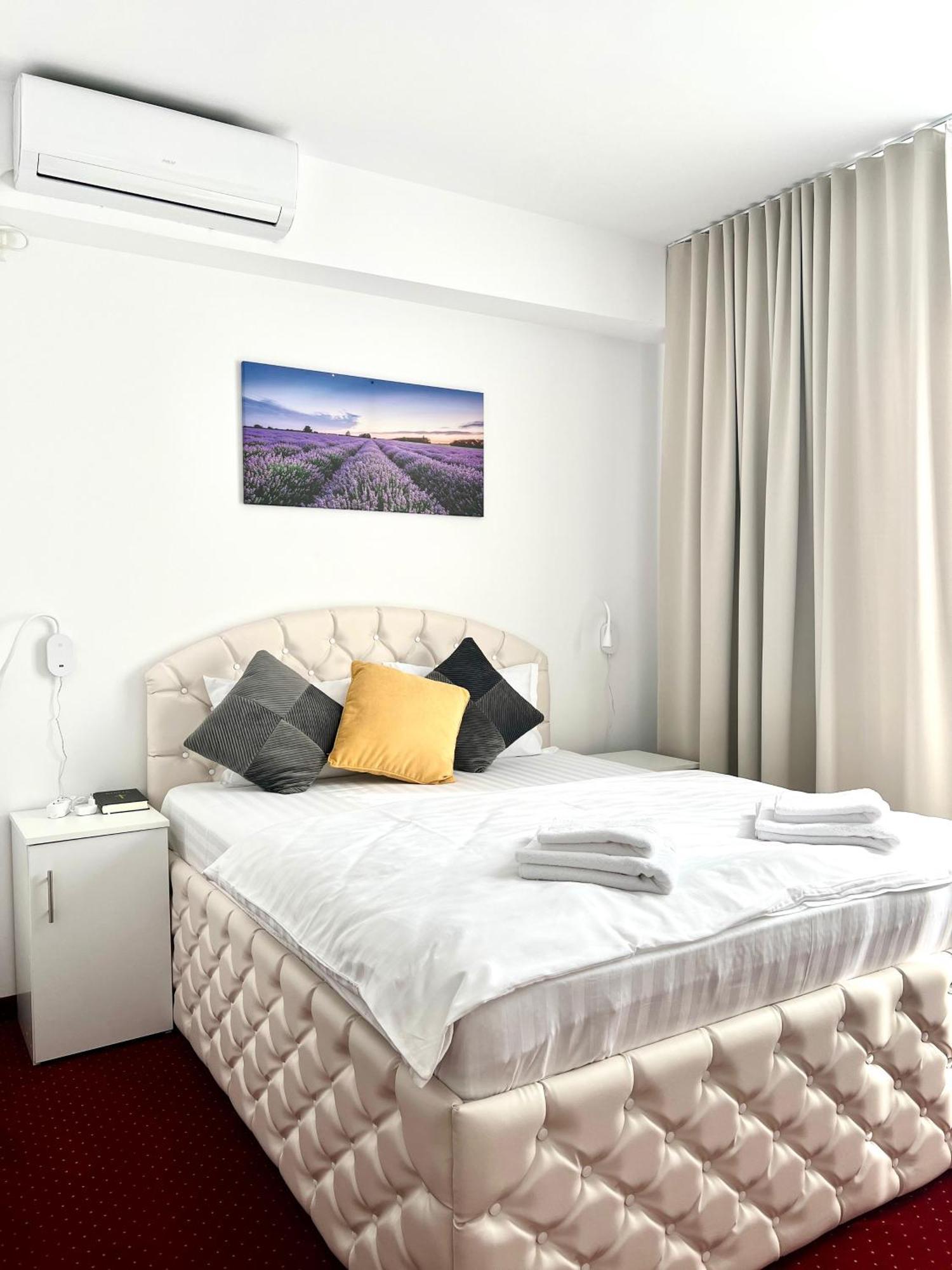 Royal Park Complex Hotel Bascov ภายนอก รูปภาพ