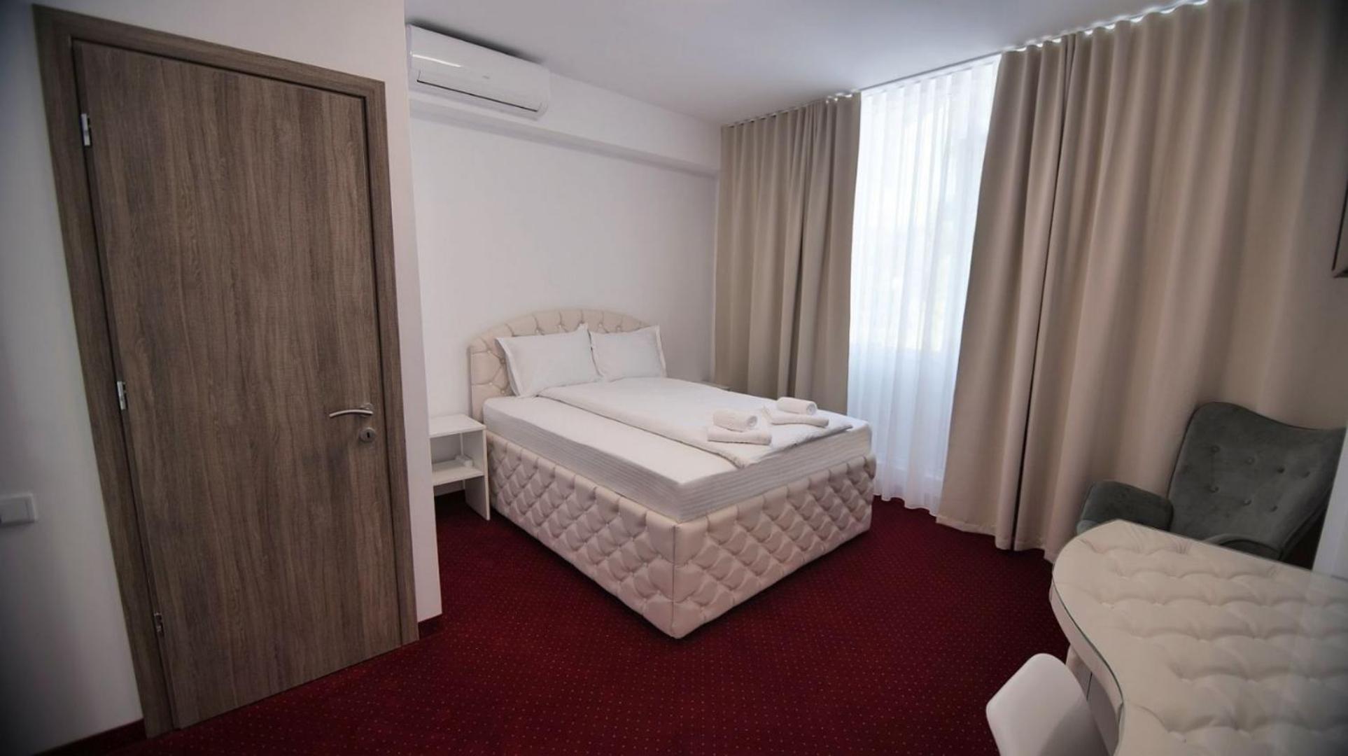 Royal Park Complex Hotel Bascov ภายนอก รูปภาพ