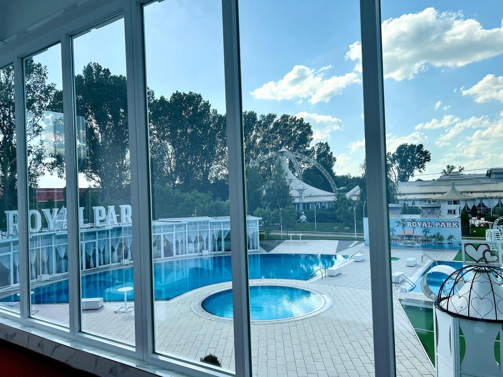 Royal Park Complex Hotel Bascov ภายนอก รูปภาพ