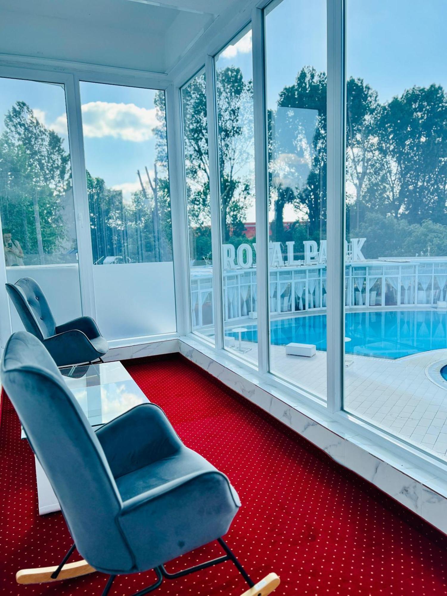 Royal Park Complex Hotel Bascov ภายนอก รูปภาพ
