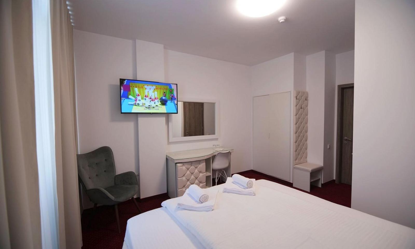 Royal Park Complex Hotel Bascov ภายนอก รูปภาพ