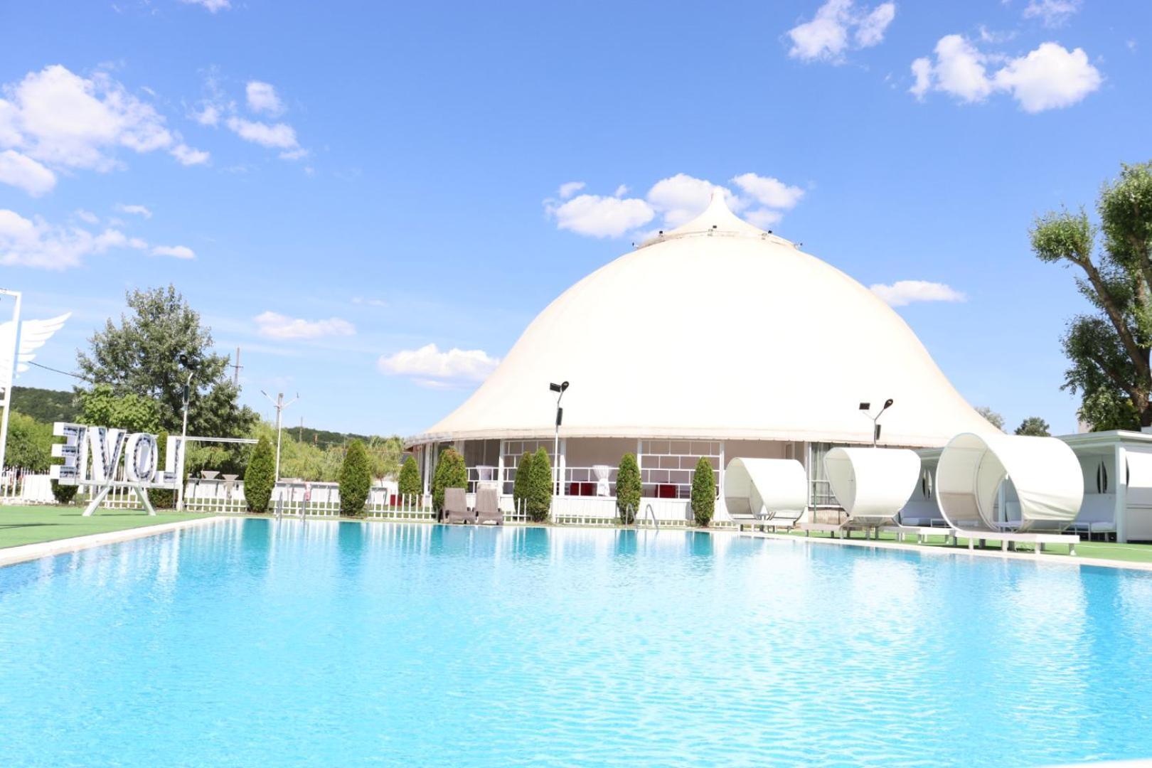 Royal Park Complex Hotel Bascov ภายนอก รูปภาพ