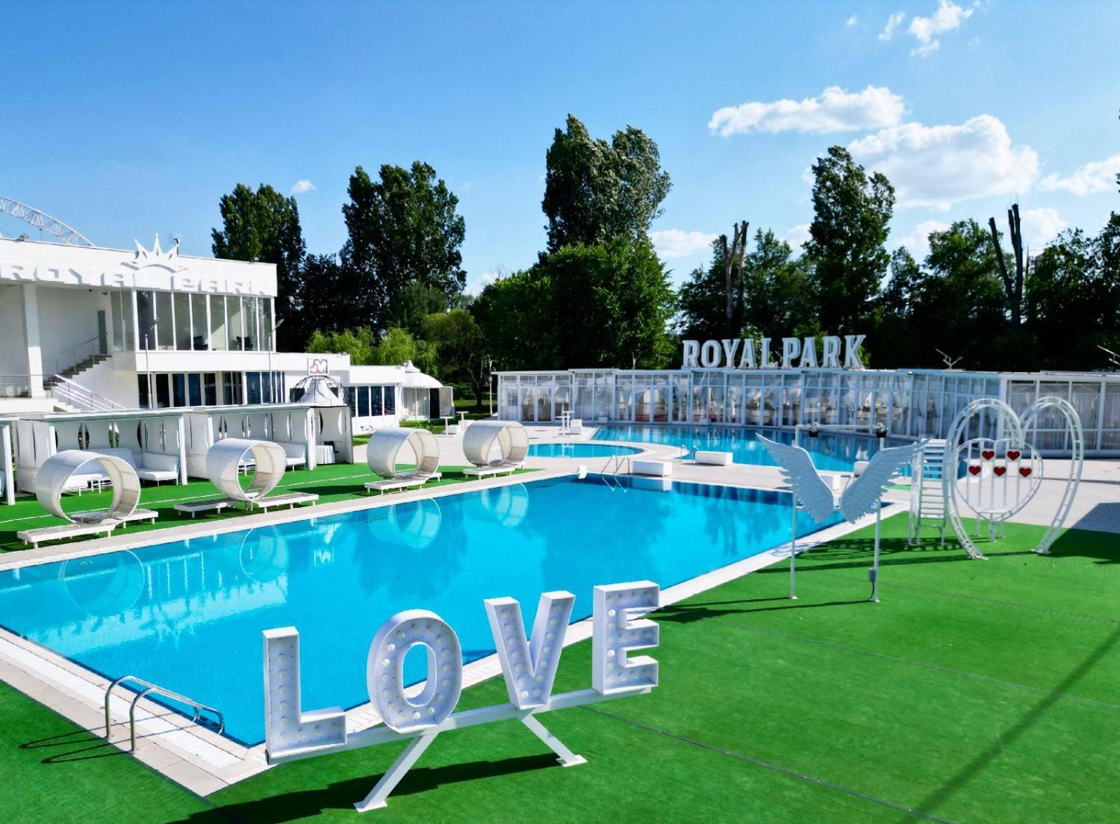 Royal Park Complex Hotel Bascov ภายนอก รูปภาพ